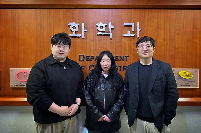 왼쪽부터&nbsp;이진혁 석박통합과정생, 엄소영 연구교수, 정광섭 고려대 교수. 한국연구재단 제공