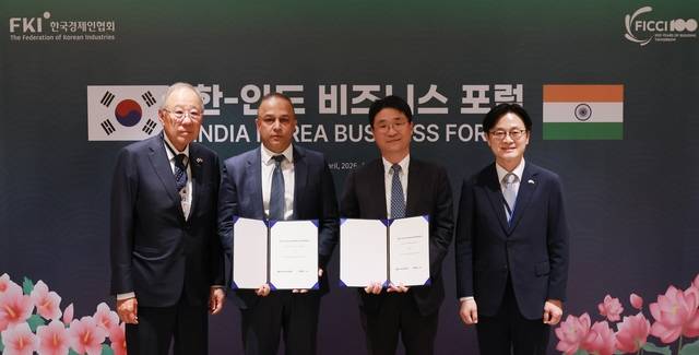 류진(왼쪽부터) 한국경제인연합회 회장, 샤라드 모한 미쉬라 TVS 전략 담당 사장, 고중선 현대차 경영전략담당 전무, 김정관 산업통상자원부 장관이 20일(현지시간) 한-인도 비즈니스 포럼에서 3륜 EV의 개발 및 상용화를 위한 공동개발협약 기념촬영을 하고 있다. 현대차 제공