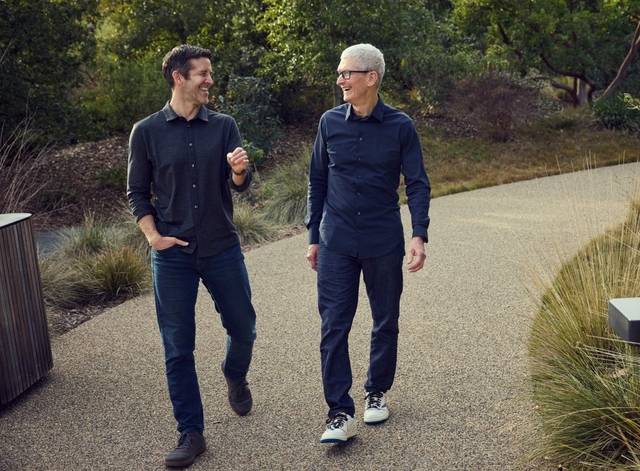 차기 애플 최고경영자(CEO)로 내정된 존 터너스 하드웨어 엔지니어링 담당 수석부사장과 팀 쿡 CEO가 미국 쿠퍼티노의 애플 파크에서 대화하고 있다. 애플 제공