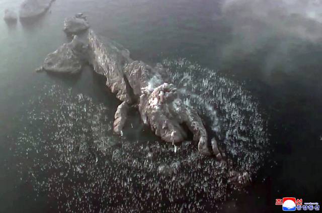 북한이 단거리 지대지 탄도미사일 집속탄두 위력을 평가하는 시험발사에 성공했다고 밝혔다. 조선중앙통신은 20일 “미사일총국은 19일 개량된 지상 대 지상 전술탄도미사일 ‘화성포-11라’형 전투부(탄두) 위력 평가를 위한 시험발사를 진행하였다”고 보도했다.   [평양 조선중앙통신=연합뉴스]