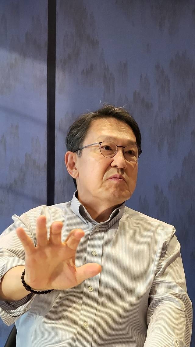 민병환 전 국정원 제2차장이 인터뷰를 하고 있다.