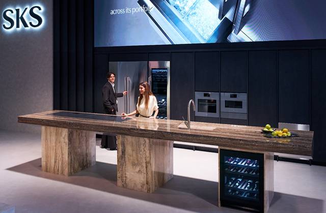 관람객이 초프리미엄 빌트인 가전 브랜드 'SKS'를 살펴보는 모습. LG전자 제공