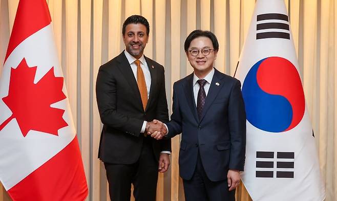 김정관 산업통상부 장관이 지난달 31일 서울 중구 롯데호텔에서 마닌더 시두 캐나다 국제통상부 장관과 기념 촬영하고 있다. 산업통상부 제공