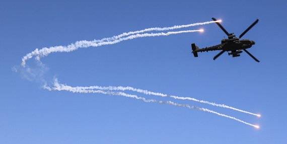 지난 2022년 10월 19일 오후 경기도 여주시 연양동 남한강 일대에서 열린 한미연합 도하훈련에서 아파치 헬기가 플레어를 쏘고 있다. 연합뉴스