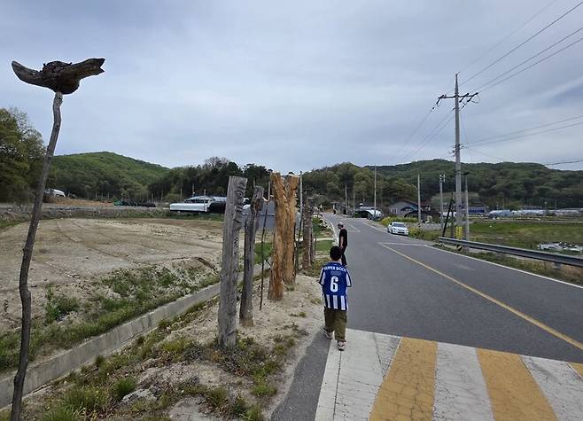 대전 오월드 2살 늑대 ‘늑구’의 무사귀환 이틀 뒤인 지난 19일 가족과 함께 열흘 동안 늑구가 돌아다닌 ‘늑구 루트’를 따라 걸어 보았다. 길 끝에 다다른 무수천하마을 초입에 마을과 하늘을 잇는 장승과 솟대가 서 있다. 늑구는 가출 엿새째(13일)저녁부터 다음 날 새벽까지 이 마을에 머물렀다. 최예린 기자