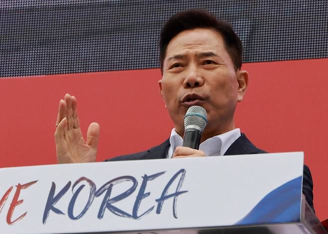 지난해 3월1일 서울 여의대로에서 세이브코리아가 연 ‘3·1절 국가비상기도회’에서 손현보 목사가 윤석열 대통령 탄핵 기각을 촉구하고 있다. 연합뉴스