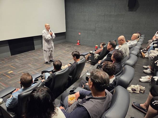 정암사 천웅 주지 스님이 영화 ‘1980사북’ 강원도민 초청 상영회에서 국가의 공식 사과를 촉구하고 있다. 정선지역사회연구소 제공