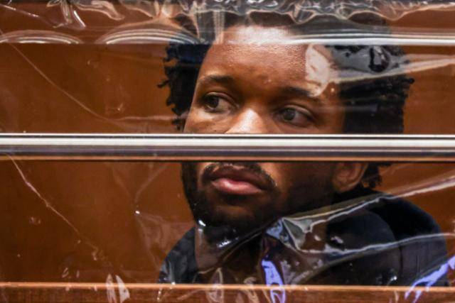 10대 소녀 살해 등 혐의로 기소된 미국 팝가수 데이비드(D4dv·본명 데이비드 버크)가 20일 로스앤젤레스 법원에서 열린 첫 공판에 참석해 있다. 로스앤젤레스=AP 연합뉴스