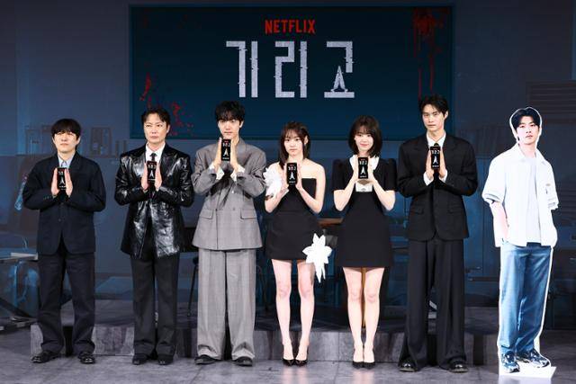 박윤서(왼쪽부터) 감독, 배우 노재원, 이효제, 전소영, 강미나, 현우석이 21일 서울 용산구 CGV 용산아이파크몰에서 열린 넷플릭스 시리즈 '기리고' 기자간담회에서 포즈를 취하고 있다. 뉴시스