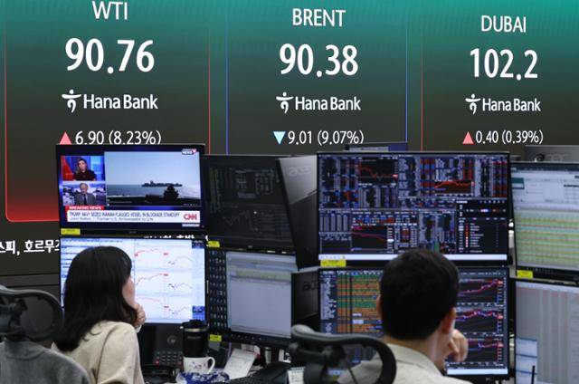 20일 서울 중구 하나은행 딜링룸 현황판에 중동사태 관련 뉴스와 함께 국제유가가 표시되고 있다. 뉴스1