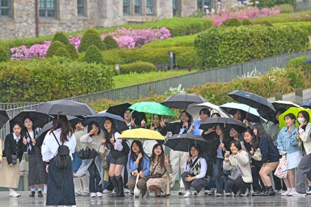 5일 서울 서대문구 이화여대 캠퍼스에서 수학여행을 온 제주 남녕고 학생들이 기념사진을 찍고 있다. 최주연 기자