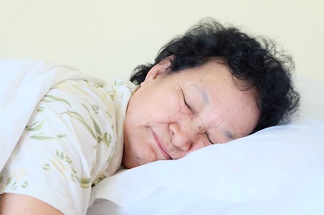 노년기에 낮잠을 오래 자거나, 자주 자고, 특히 오전에 낮잠을 자는 습관이 사망 위험 증가와 관련 있다는 연구 결과가 나왔다.​ /사진=게티이미지뱅크