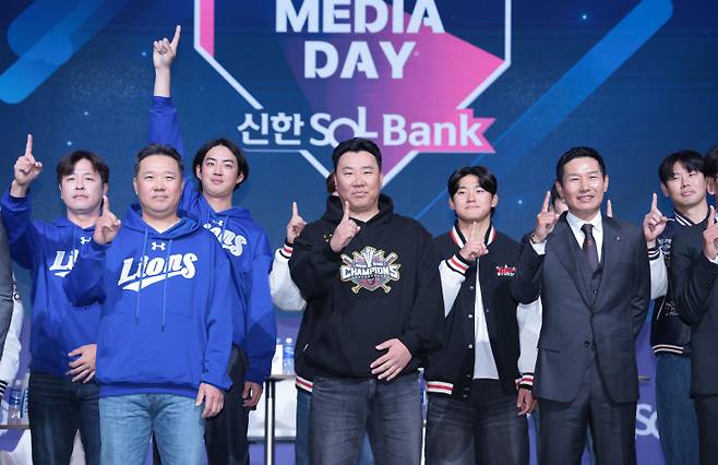 <yonhap photo-3025="">20일 서울 송파구 롯데호텔월드에서 열린 2025 신한 SOL Bank KBO 프로야구 개막 미디어데이에서 삼성 박진만 감독, KIA 이범호 감독, LG 염경엽 감독과 선수들이 기념촬영을 하고 있다. 2<저작권자 ⓒ 1980~2025 ㈜연합뉴스. 무단 전재 재배포 금지, AI 학습 및 활용 금지></yonhap>