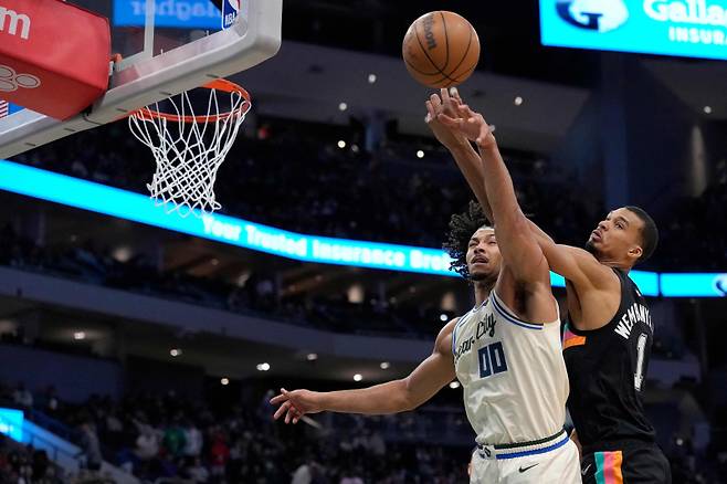 <yonhap photo-1896="">만장일치로 2025~26시즌 NBA 올해의 수비상을 받은 빅터 웸반야마(오른쪽). [APF=연합뉴스]</yonhap>