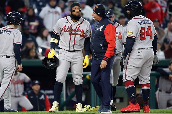<yonhap photo-1912=""> Atlanta Braves' Ronald Acuna Jr., center left, is checked after getting hit by a pitch during the fourth inning of a baseball game against the Washington Nationals, Monday, April 20, 2026, in Washington. (AP Photo/Daniel Kucin Jr.)/2026-04-21 10:53:22/ <저작권자 ⓒ 1980~2026 ㈜연합뉴스. 무단 전재 재배포 금지, AI 학습 및 활용 금지></yonhap>