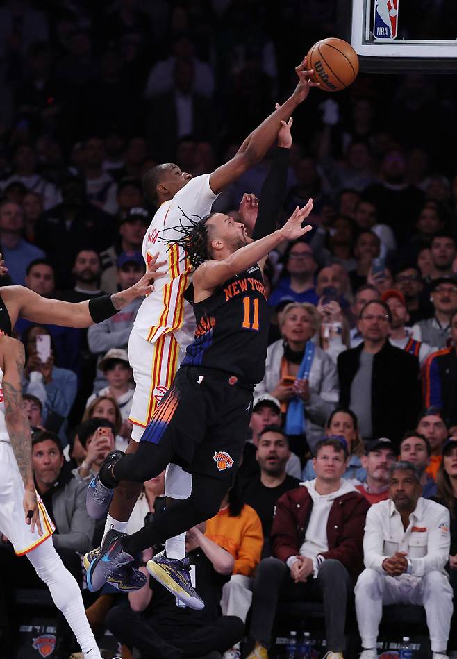 <yonhap photo-2361=""> NEW YORK, NEW YORK - APRIL 20: Jonathan Kuminga #0 of the Atlanta Hawks blocks a shot by Jalen Brunson #11 of the New York Knicks during game two of the Eastern Conference first round NBA playoffs at Madison Square Garden on April 20, 2026 in New York City. Al Bello/Getty Images/AFP (Photo by AL BELLO / GETTY IMAGES NORTH AMERICA / Getty Images via AFP)/2026-04-21 12:26:03/ <저작권자 ⓒ 1980~2026 ㈜연합뉴스. 무단 전재 재배포 금지, AI 학습 및 활용 금지></yonhap>