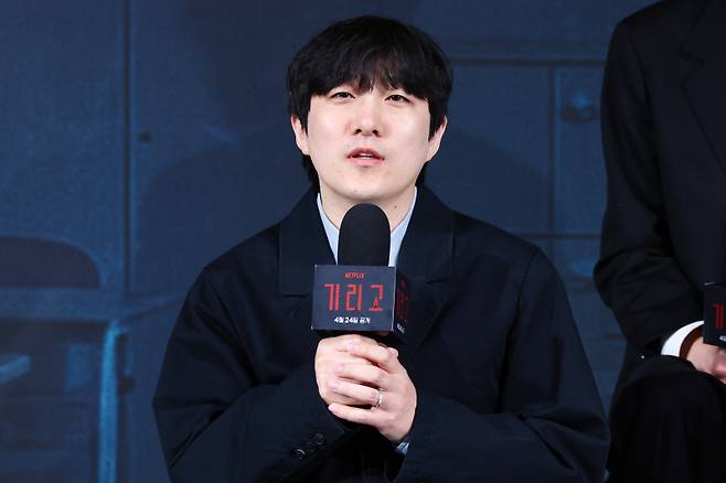 <yonhap photo-3258=""> '기리고' 연출한 박윤서 감독 (서울=연합뉴스) 진연수 기자 = 박윤서 감독이 21일 오후 서울 용산구 CGV용산아이파크몰에서 열린 넷플릭스 시리즈 '기리고' 하이라이트 시사회 및 기자간담회에서 인사말을 하고 있다. 2026.4.21 jin90@yna.co.kr/2026-04-21 15:27:27/ <저작권자 ⓒ 1980~2026 ㈜연합뉴스. 무단 전재 재배포 금지, AI 학습 및 활용 금지></yonhap>