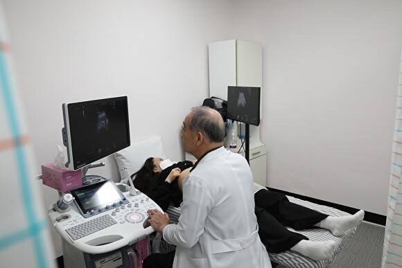 조성남 전문의가 산부인과 진료를 하고 있다. [사진=무주군 ]