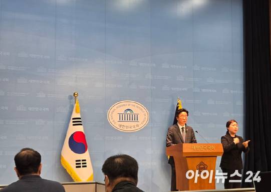 이용우 더불어민주당 의원이 21일 오후 CU 배송기사 사상 사고와 관련한 긴급 기자회견에서 발언하고 있다. [사진=박은경 기자]