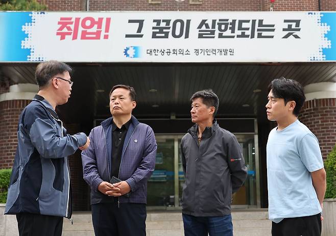 20일 경기 파주시 대한상공회의소 경기인력개발원에서 열린 전기기능사 교육과정 입학식에 참여한 산재근로자들이 환담을 나누고 있다. 이날 열린 입학식에는 25명이 참석해 재기 의지를 다졌다. 왼쪽부터 장진우, 유진규, 조봉훈, 이성제씨. [사진 대한상공회의소]