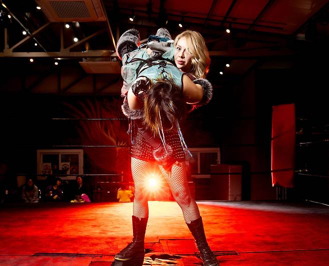 프로레슬러 말로리 존스가 같은 프로레슬링 단체에 몸 담고 있는 예니를 상대로 바디 슬램을 시도하고 있다. 우상조 기자