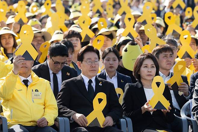이재명 대통령이 16일 경기 안산시 단원구 화랑유원지에서 열린 세월호 참사 12주기 기억식에 참석해 있다. 현직 대통령이 세월호 기억식에 참석한 건 이 대통령이 최초다. 청와대사진기자단