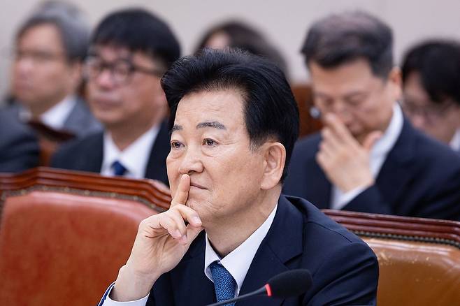 정동영 통일부 장관이 지난 15일 서울 여의도 국회에서 열린 제434회 국회(임시회) 외교통일위원회 제1차 전체회의에 출석해 의원 질의를 경청하고 있다. 뉴스1