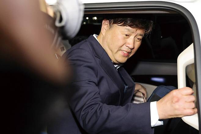 2023년 5월 4일 이재명 당시 더불어민주당 대표의 측근인 김용 전 민주연구원 부원장이 보석으로 석방돼 서울구치소에서 나와 차량에 탑승하고 있다. [연합뉴스]