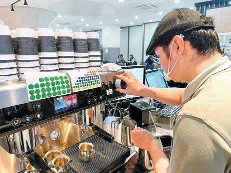 카페 아이갓에브리씽에서 장애인 바리스타가 커피를 제조하고 있다. [사진 한국장애인개발원]