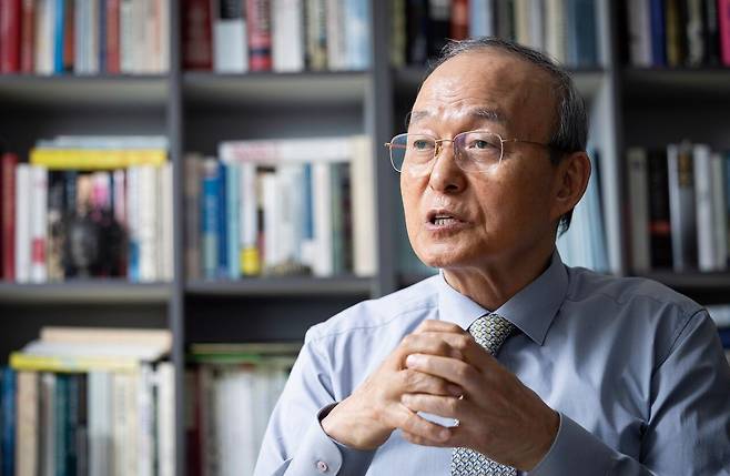 송민순 전 외교통상부 장관은 지난 4월 13일 월간중앙과의 인터뷰에서 도널드 트럼프 미국 대통령발 ‘전쟁 후폭풍’을 피할 방법으로 “나토 회원국 등과의 공동 이니셔티브”를 강조했다. 최영재 기자