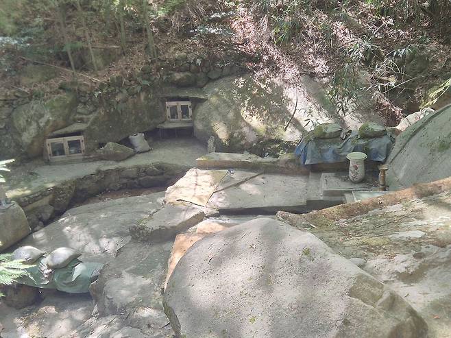 21일 오전 금정산 국립공원에 조성된 기도터 내부에 촛불을 피워 넣을 수 있는 촛불함이 자리했다. 김민주 기자