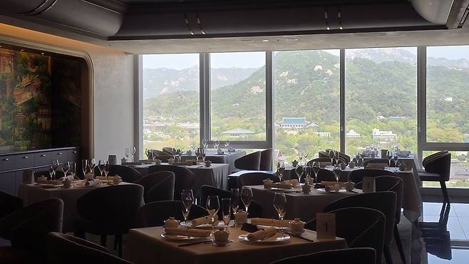 21일 한화푸드테크의 '더 플라자 다이닝' 전경. 통창 바깥으로 광화문 광장 일대와 청와대가 보인다. 노유림 기자