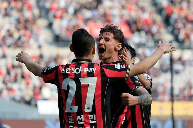 결승골을 터뜨린 서울의 외국인 공격수 클리말라(가운데). 뉴스1