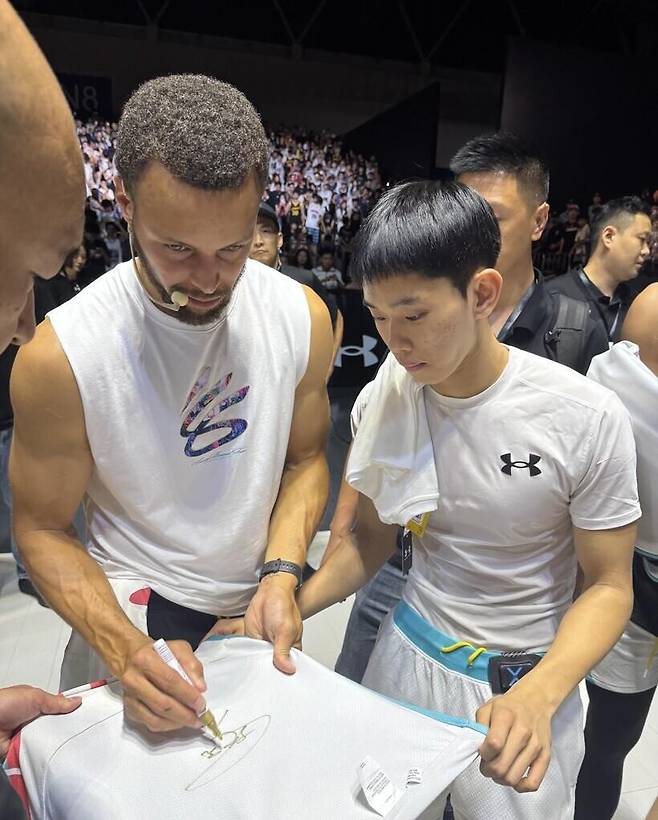 ▲스테픈 커리가 내 옆에?