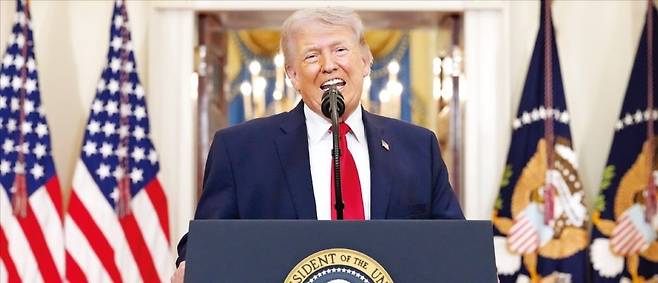 < ‘SNS에서 했던 말’만 되풀이 > 도널드 트럼프 미국 대통령이 1일(현지시간) 미국 워싱턴DC 백악관의 크로스홀에서 연 대국민 담화에서 이란과의 전쟁을 시작한 이유와 전황 등을 설명하고 있다.  AP연합뉴스