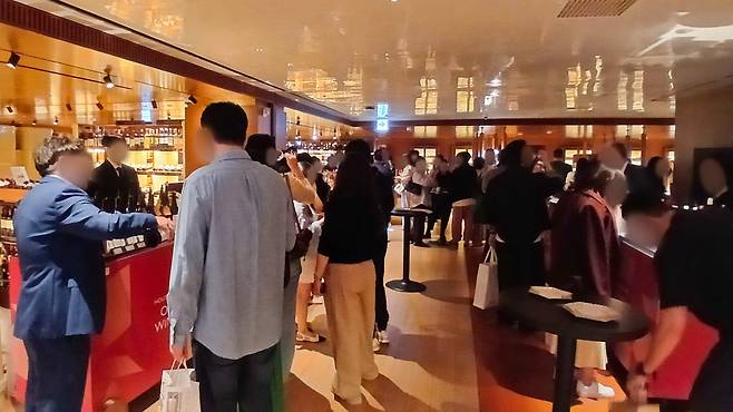 참석자들이 오레건 와인 시음회에서 와인을 마시고 있다.ⓒ신세계