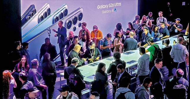 미국 샌프란시스코에서 열린 ‘갤럭시 언팩 2026’ 행사에서 관람객들이 3세대 인공지능(AI)폰 갤럭시S26 시리즈를 체험하고 있다. 행사장에는 1400여 명이 모였다.  / 사진=삼성전자 제공