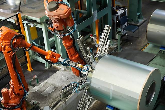 동국씨엠 부산공장 자동 포장 설비. 사진=동국씨엠