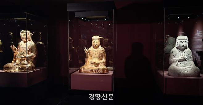 서울 불교중앙박물관에 전시되어 있는 3점의 지장보살상. 가운데가 일본으로 밀반출됐던 금동지장보살좌상이다. 박경은 선임기자