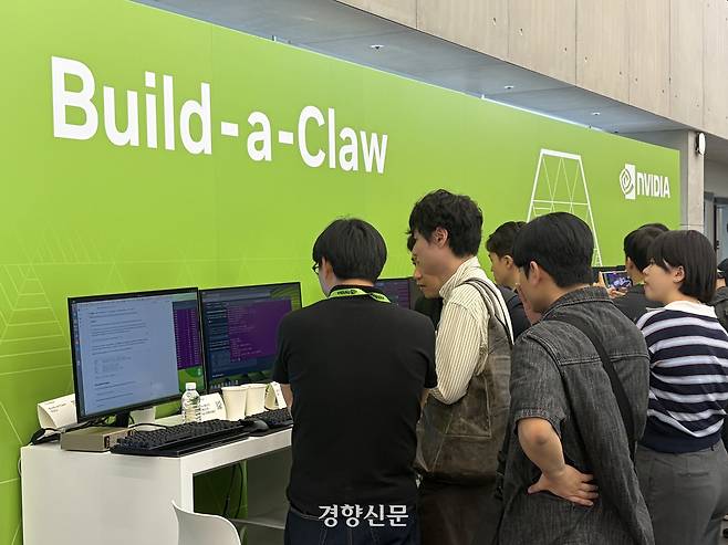 엔비디아가 21일 서울 마포구 디캠프에서 주최한 ‘빌드 어 클로’ 행사에서 참석자들이 오픈클로를 활용한 AI에이전트 모델 구축에 관한 설명을 듣고 있다. 김유진 기자