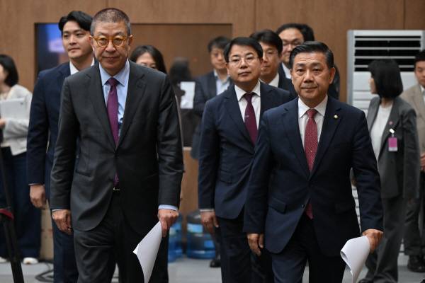 국민의힘 시장 후보인 박형준 부산시장이 21일 국회 소통관에서 침례병원 공공화 촉구 기자회견을 하기 위해 회견장에 입장하고 있다. 오른쪽은 백종헌 국회의원. 김정록 기자