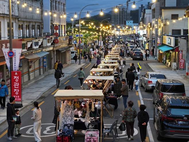 &nbsp;지난 2025년 밀양국가유산야행에 참여한 시민 및 예술 난장의 모습