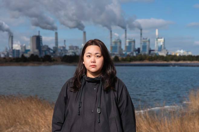태안화력발전소 앞에 서 있는 김보림 활동가. 골드만환경상 재단 제공