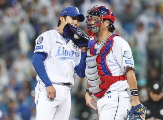 원태인(왼쪽)과 강민호