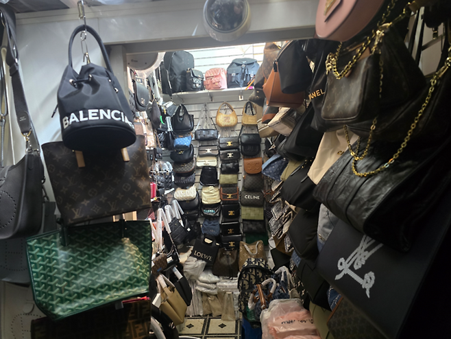 위조 명품을 보관 중인 밀실 내부의 모습. <제공=서울시>