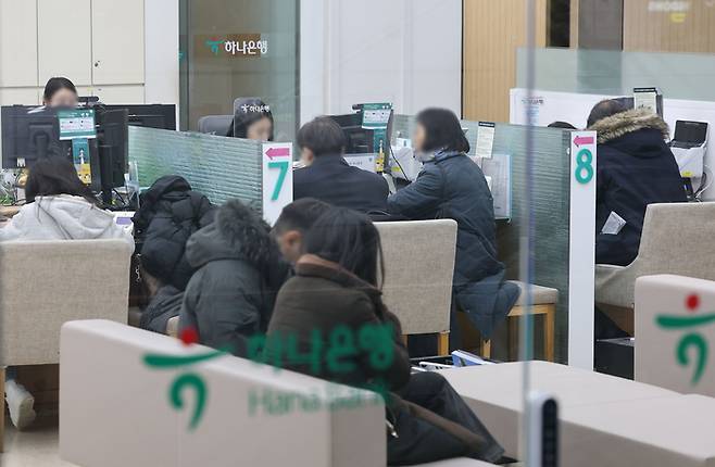 은행 창구 찾은 시민들. [연합뉴스]