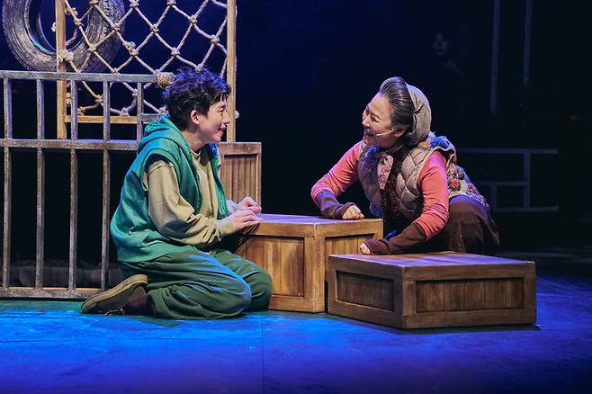 연극 ‘해리엇’의 한 장면. 175살의 바다거북 해리엇과 동물원에 홀로 오게된 원숭이 찰리의 우정을 그린다. 강동아트센터