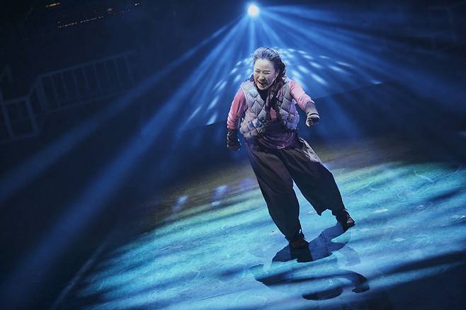 연극 ‘해리엇’의 마지막을 장식하는 VV (Visual Vernacular)장면. VV는 기존 수어의 문법에 영화적 연출의 언어를 담은 표현양식이다. 강동아트센터