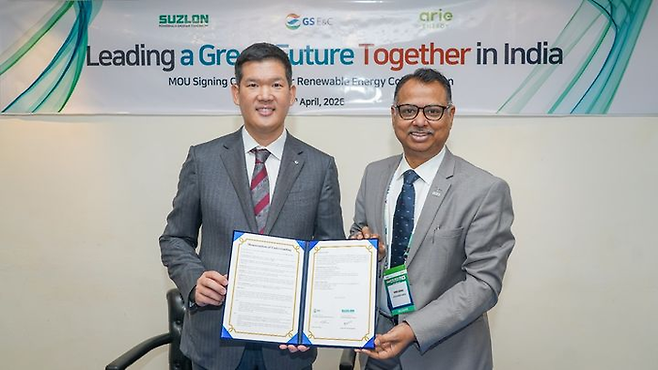 20일 인도 델리에서 허윤홍 GS건설 대표(왼쪽)과 디네시 다야난드 자그달레 수즐론 에너지 사장이 업무협약을 체결하고 기념사진을 촬영하고 있다. [사진제공=GS건설]