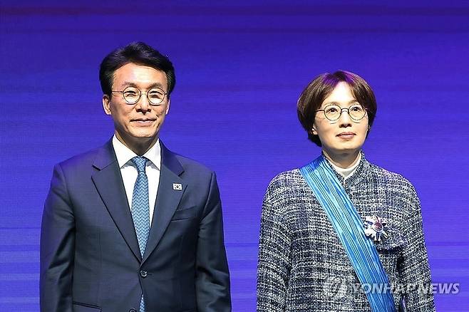 김민석 국무총리가 21일 서울 강남구 한국과학기술회관에서 열린 2026 과학·정보통신의 날 기념식에서 김빛내리 서울대학교 교수에게 정부 포상을 시상한 뒤 기념사진을 찍고 있다. [연합뉴스]